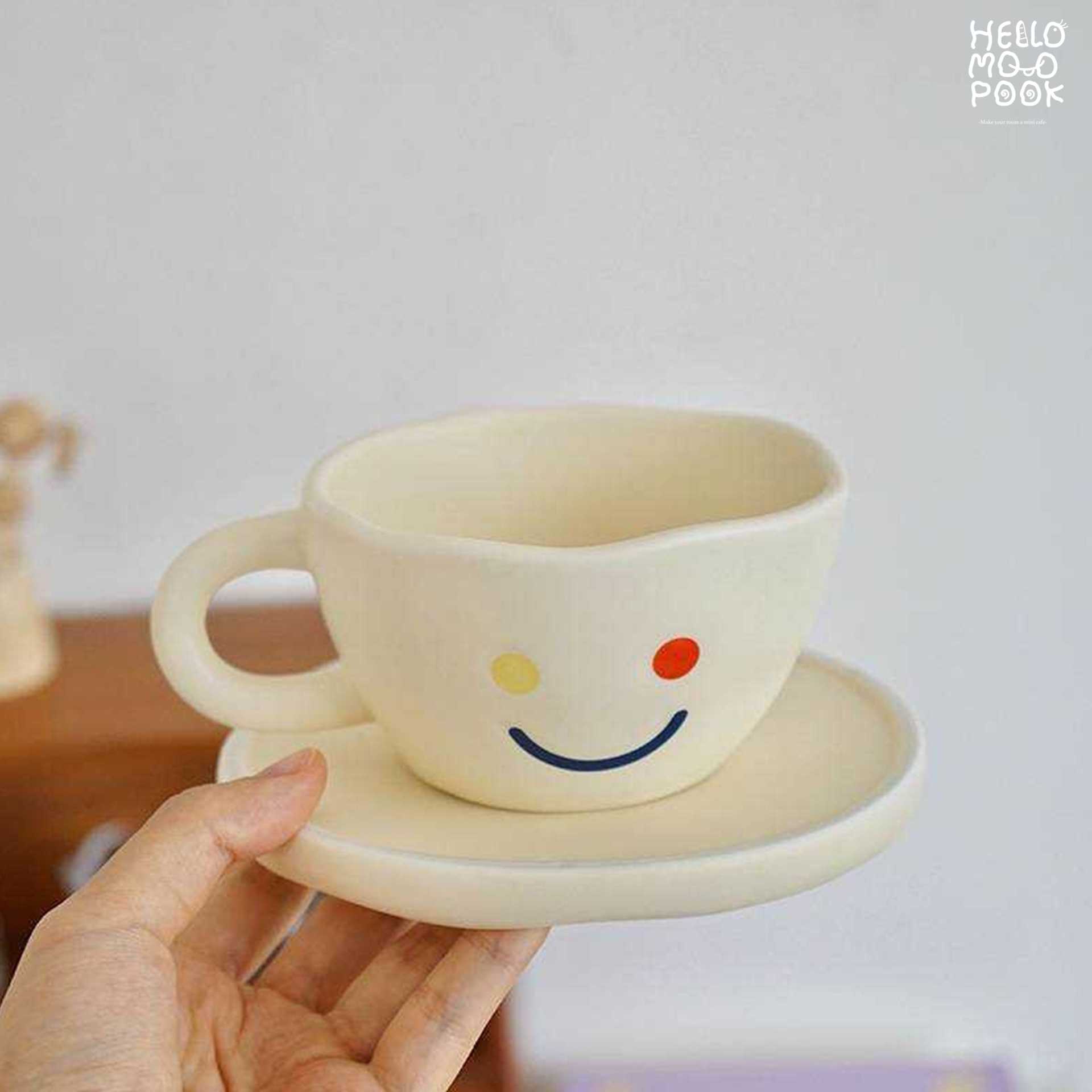 แก้วกาแฟพร้อมจานรองแก้วลายน้องยิ้ม ☕️