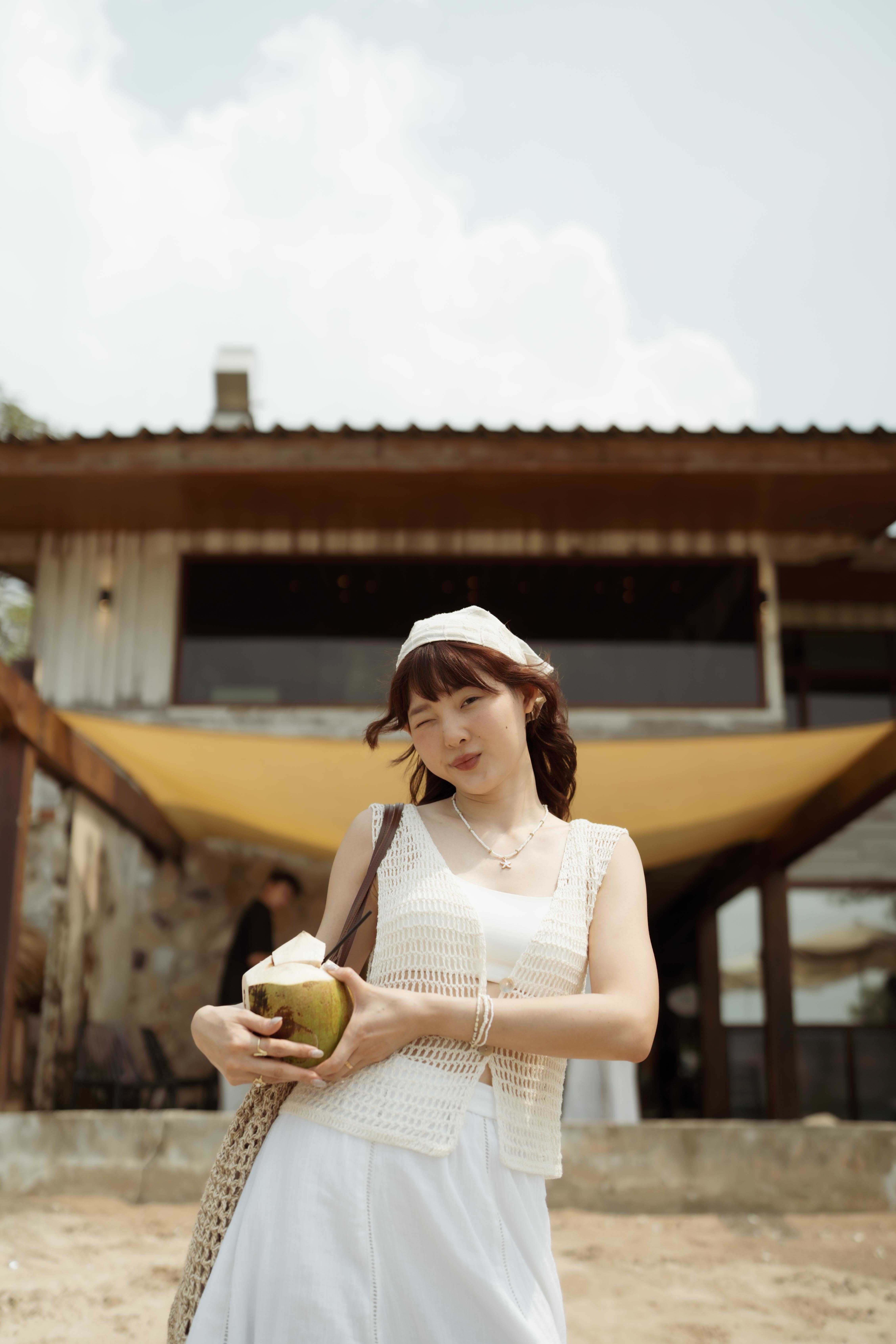 Khluenlom คลื่นลม เสื้อกั๊กถักไหมพรม