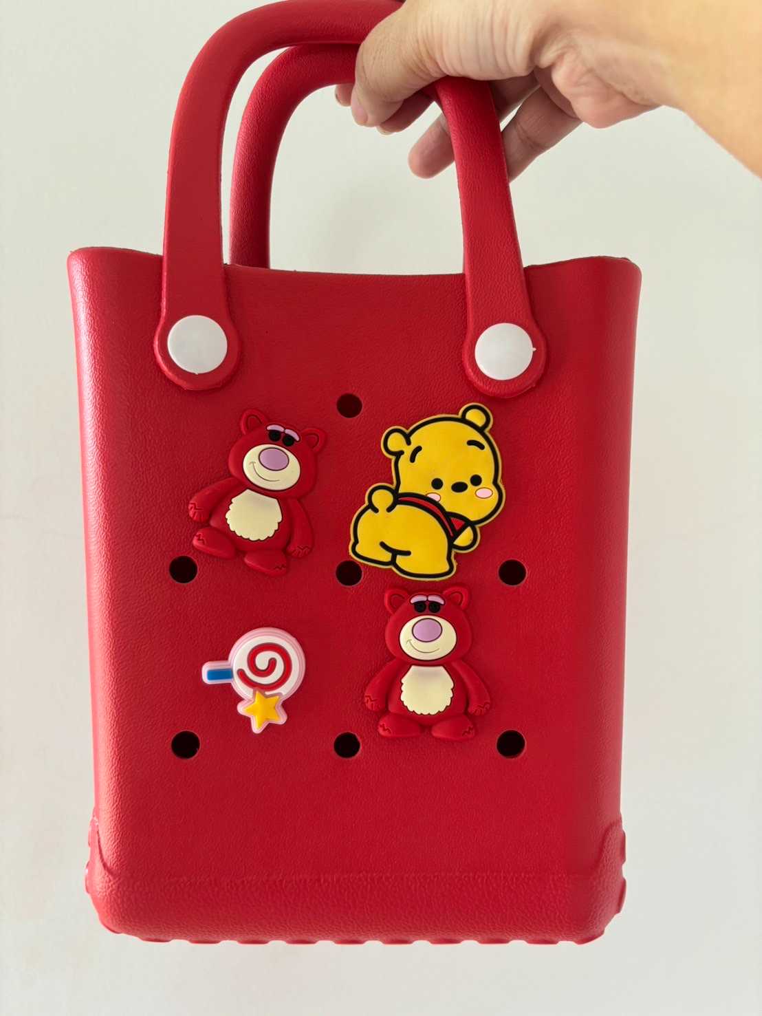 กระเป๋าถือ  korea style  สีแดง   (พร้อมตัวแปะกระเป๋า 8ชิ้น  คละแบบ ) มูลค่า 120 Baht 