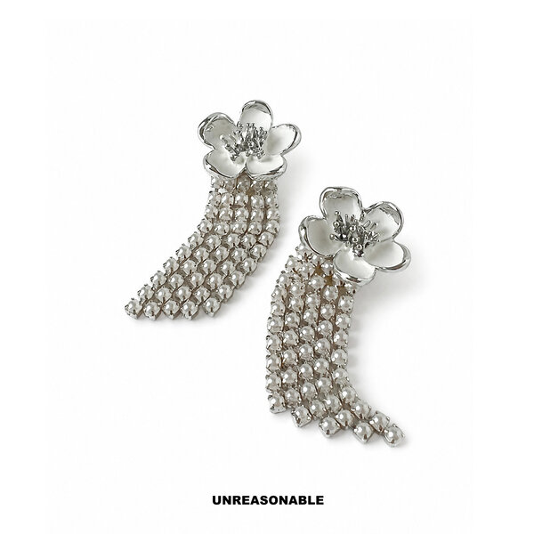 ต่างหูพู่มุกดอกไม้ สีขาว น้ำหนักเบา UA1043-02 Unreasonable Accessories