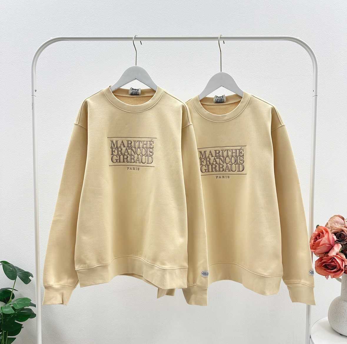 พร้อมส่งMarithe Classic Logo Sweatshirt (Yellow)