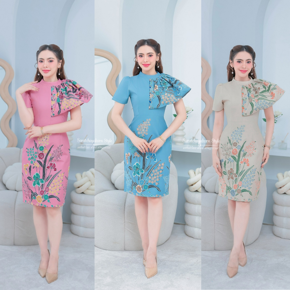 ชุดเดรส ผ้าปาเต๊ะ ลายดอกกล้วยไม้ คอปีน แต่งระบายข้างตรงคอ ทรงสอบ ยาว 38 นิ้วอัดกาวทั้งชุด