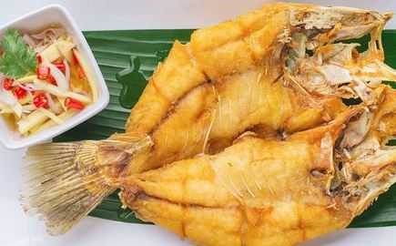ปลากะพงทอดราดน้ำปลา Whole SeaBass served with Fish Sauce