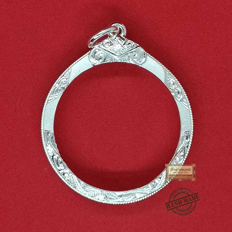 กรอบพระเงิน 92.5% ใส่พระเหรียญทรงกลม ขนาด 3.2 ซม. งานแกะลายพ่นทรายยกซุ้มหัวสิงห์