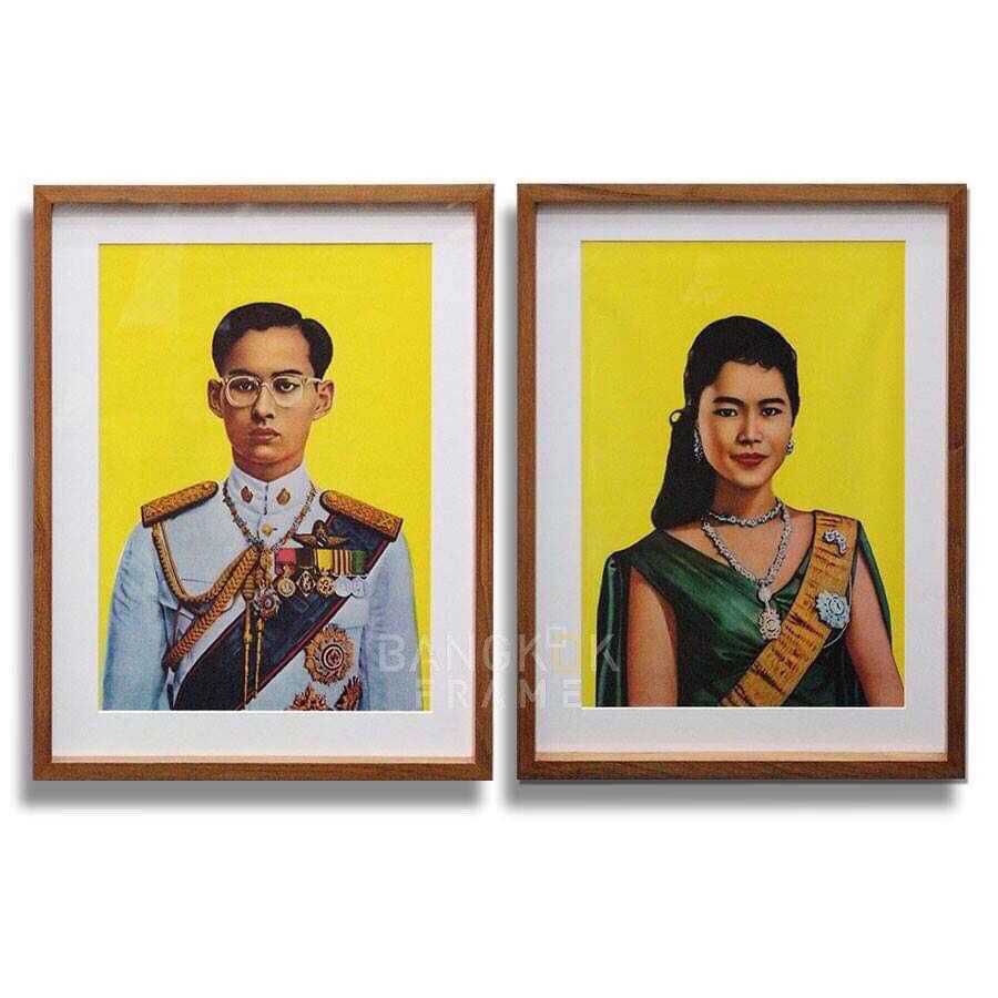กรอบรูปภาพ-ในหลวง-ราชินีในรัชกาลที่ 9-กรอบไม้สักทอง-กระจก-ใสเม้าท์บอร์ด-ขนาดภาพA4