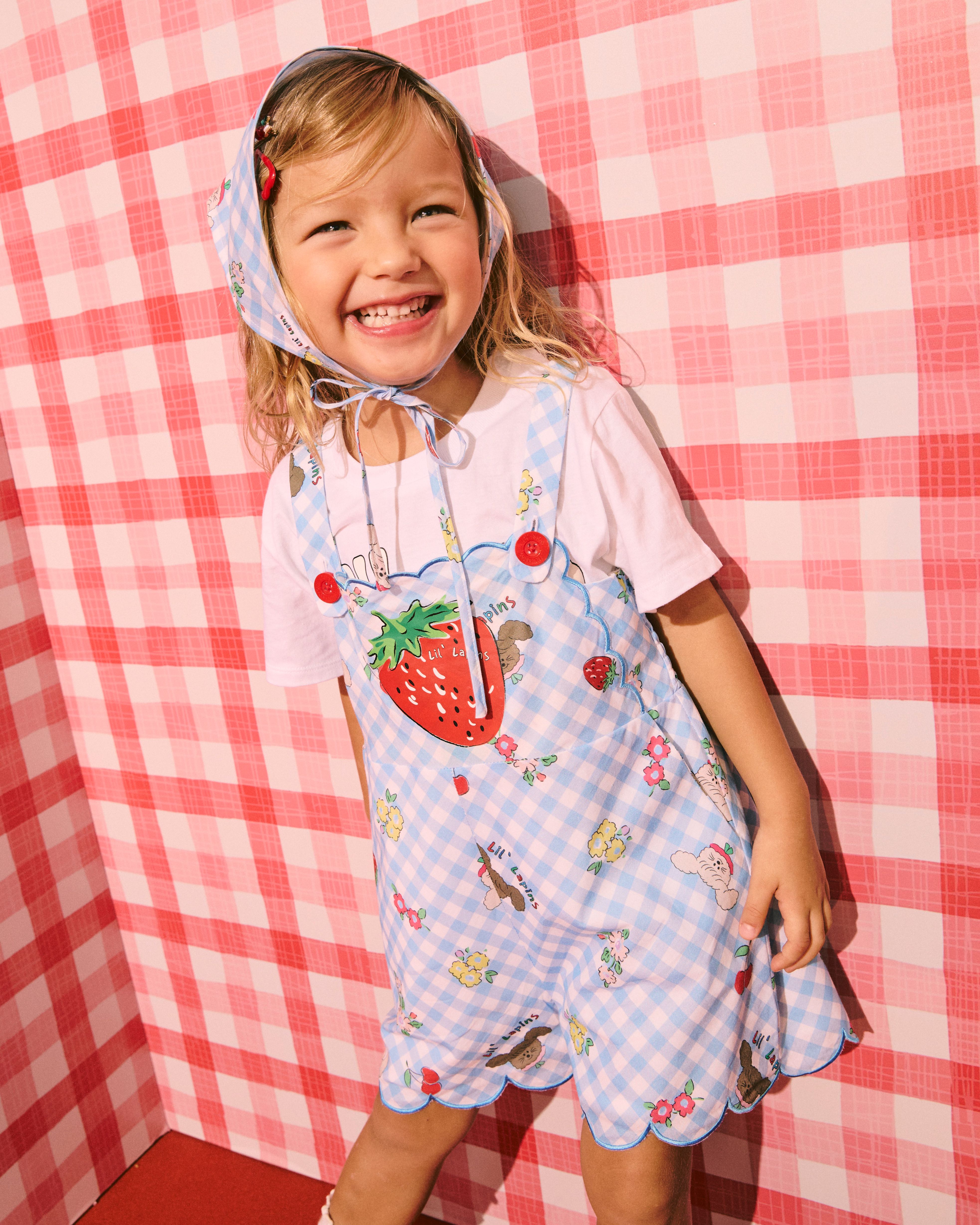 Lil’ Berry Smocked Sweet Scallop Overalls เอี๊ยมปักขอบ scallop ด้านหลังมีสม็อกยางยืด และสกรีนลาย