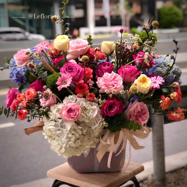 กระเช้าดอกไม้ Elegant Grace 26