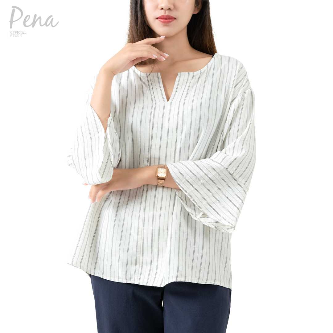 Pena house เสื้อเบลาส์ คอปาด แขนสามส่วน  PWSL052403