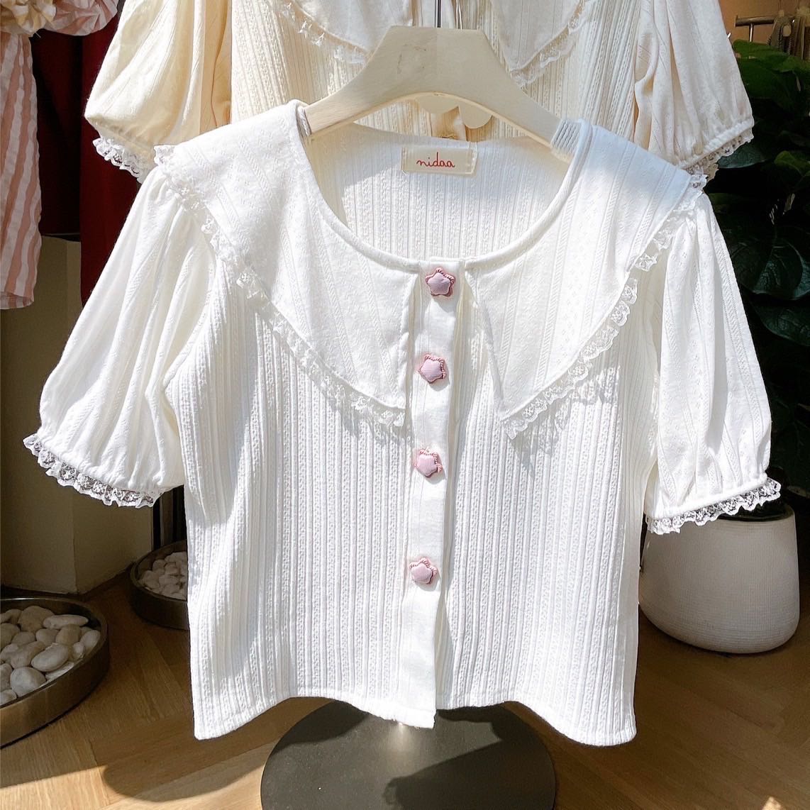 เสื้อคอบัวแต่งลูกไม้กระดุมดาว ป้าย️Nidaa 