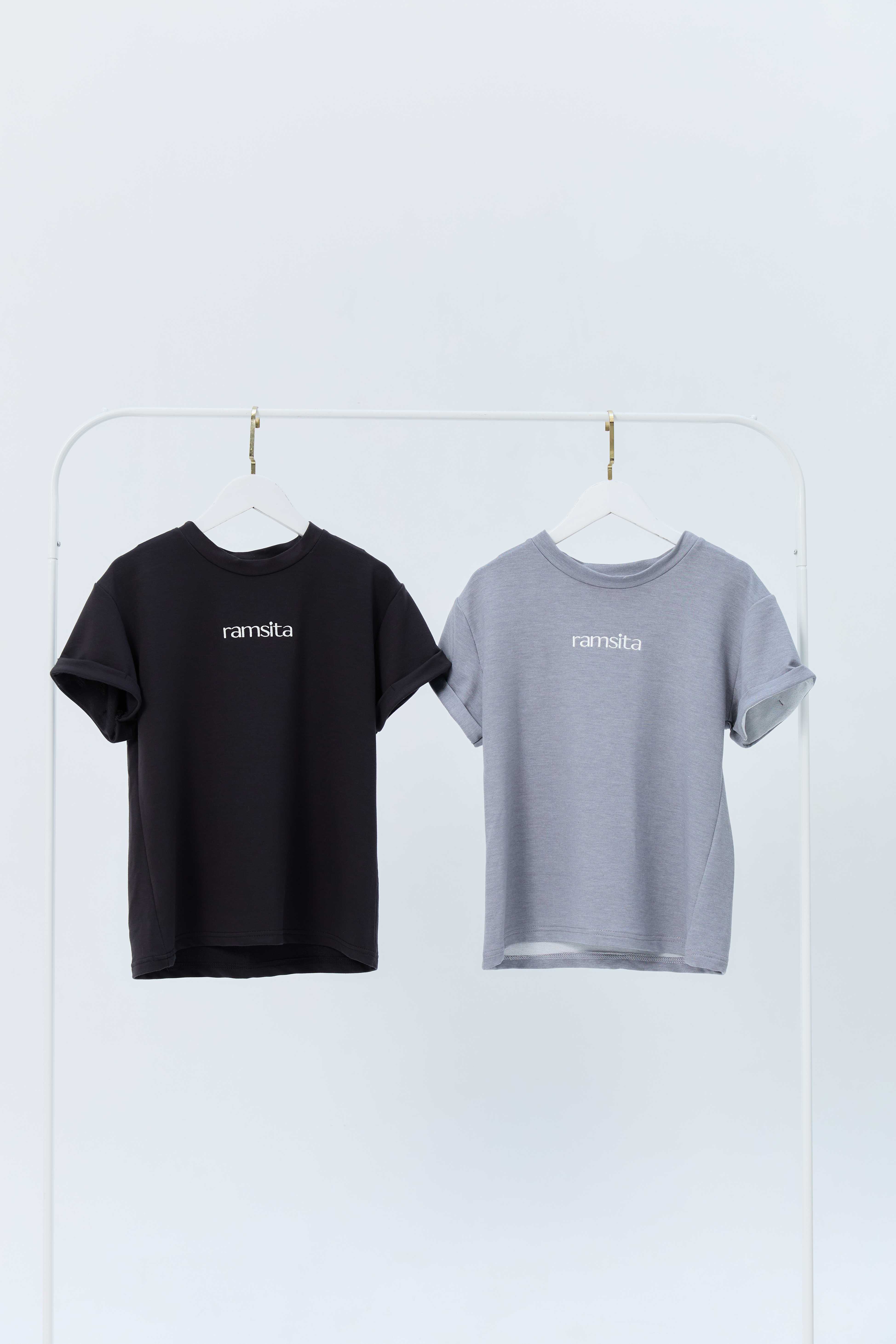 (พร้อมส่ง) เสื้อยืด T-shirt ปักโลโก้ - Free Size