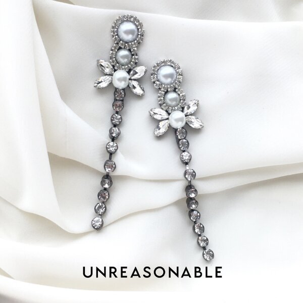 ต่างหูระย้ามุก สีขาว ก้านปลอดนิกเกิล เหมาะสำหรับผิวแพ้ง่าย UA0301-02 Unreasonable Accessories