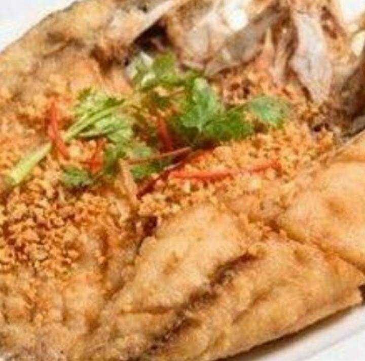 ปลากะพงทอดกระเทียมพริกไทย  Whole SeaBass with Garlic-Pepper