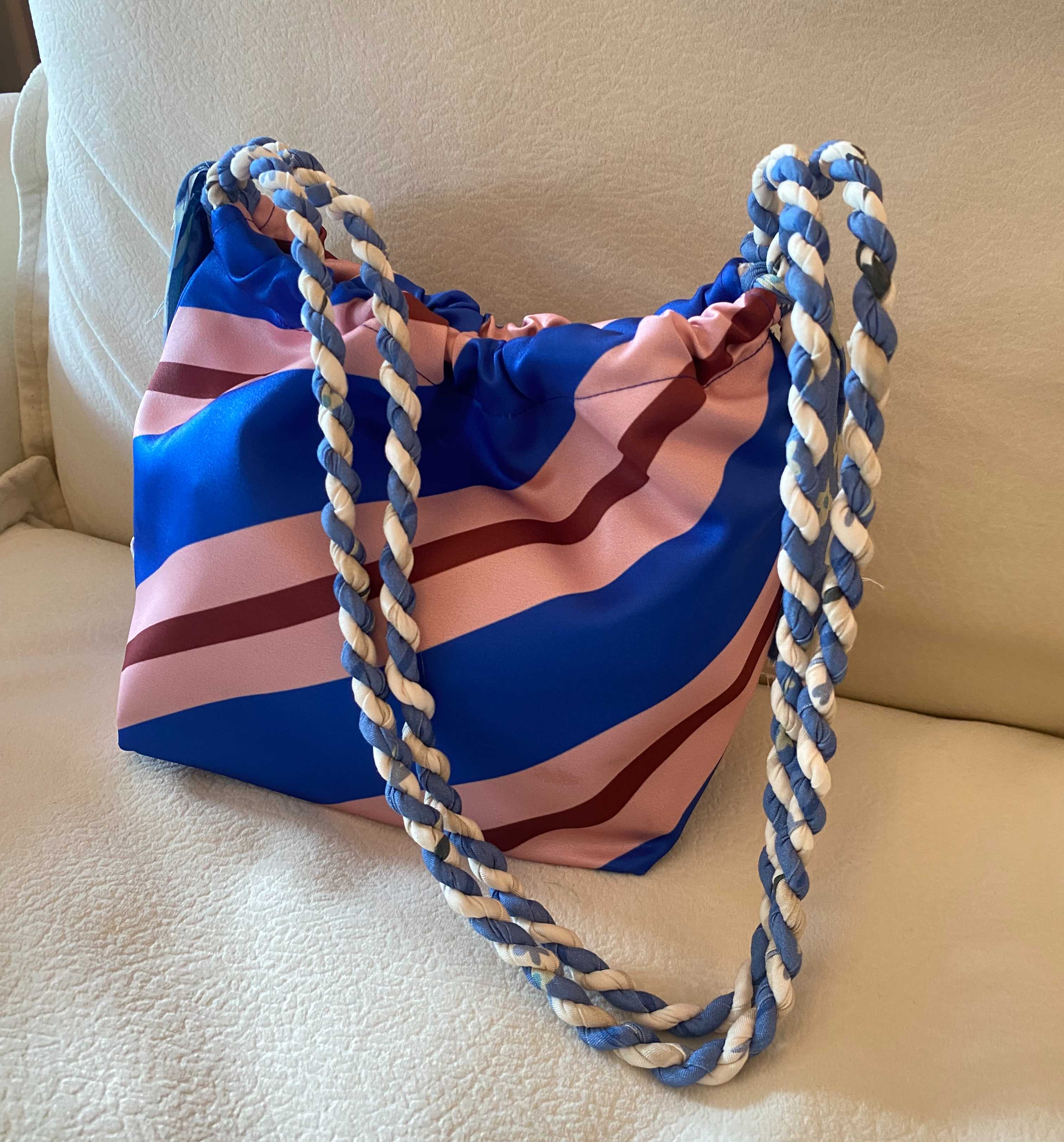 Defect : Mykonos Stripes Twist Bag มีตำหนิที่ฐาน