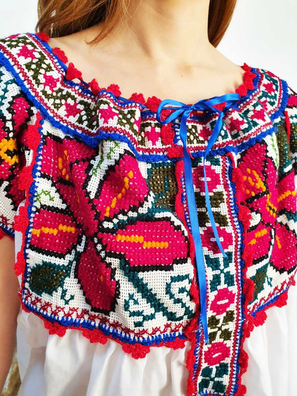 เสื้อผ้าคอตตอน สีขาว ปักลายด้วยมือ ดอกไม้สีแดง