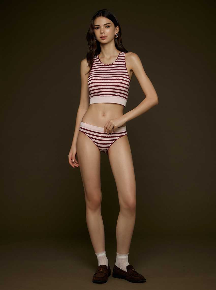 Sabina Bra Tops เสื้อเสริมบราในตัว แถมฟรี! กางเกงใน seamless รหัส SOE24002RD - สีแดงเข้ม