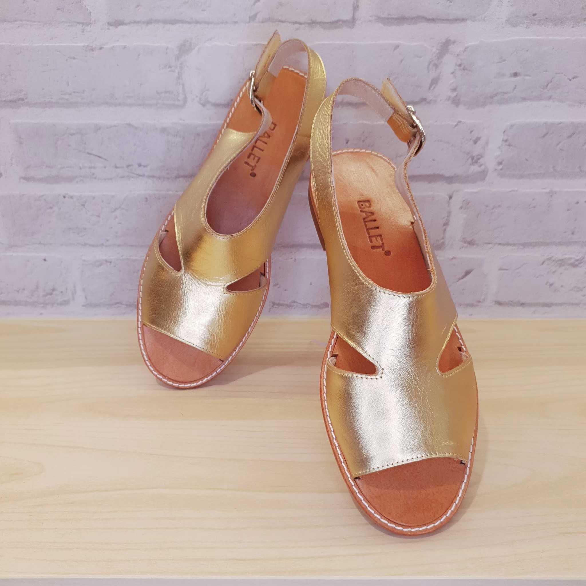 D393 สีทอง - รองเท้าแตะรัดส้น Classic หนังวัวแท้