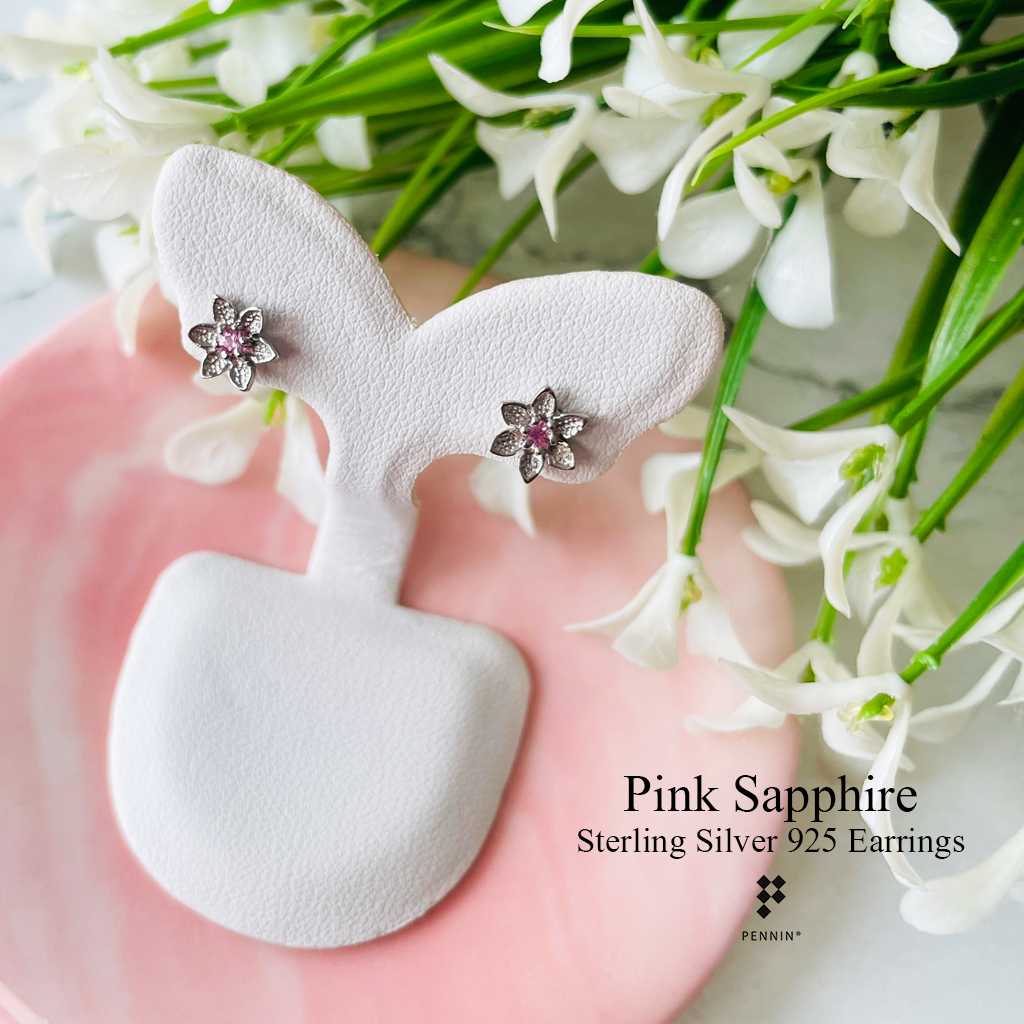 E29909 ต่างหูดอกไม้กลีบเงิน แบบเสียบ เงินแท้ชุบทองคำขาว  ประดับพลอย Pink Sapphire สีชมพูหวาน