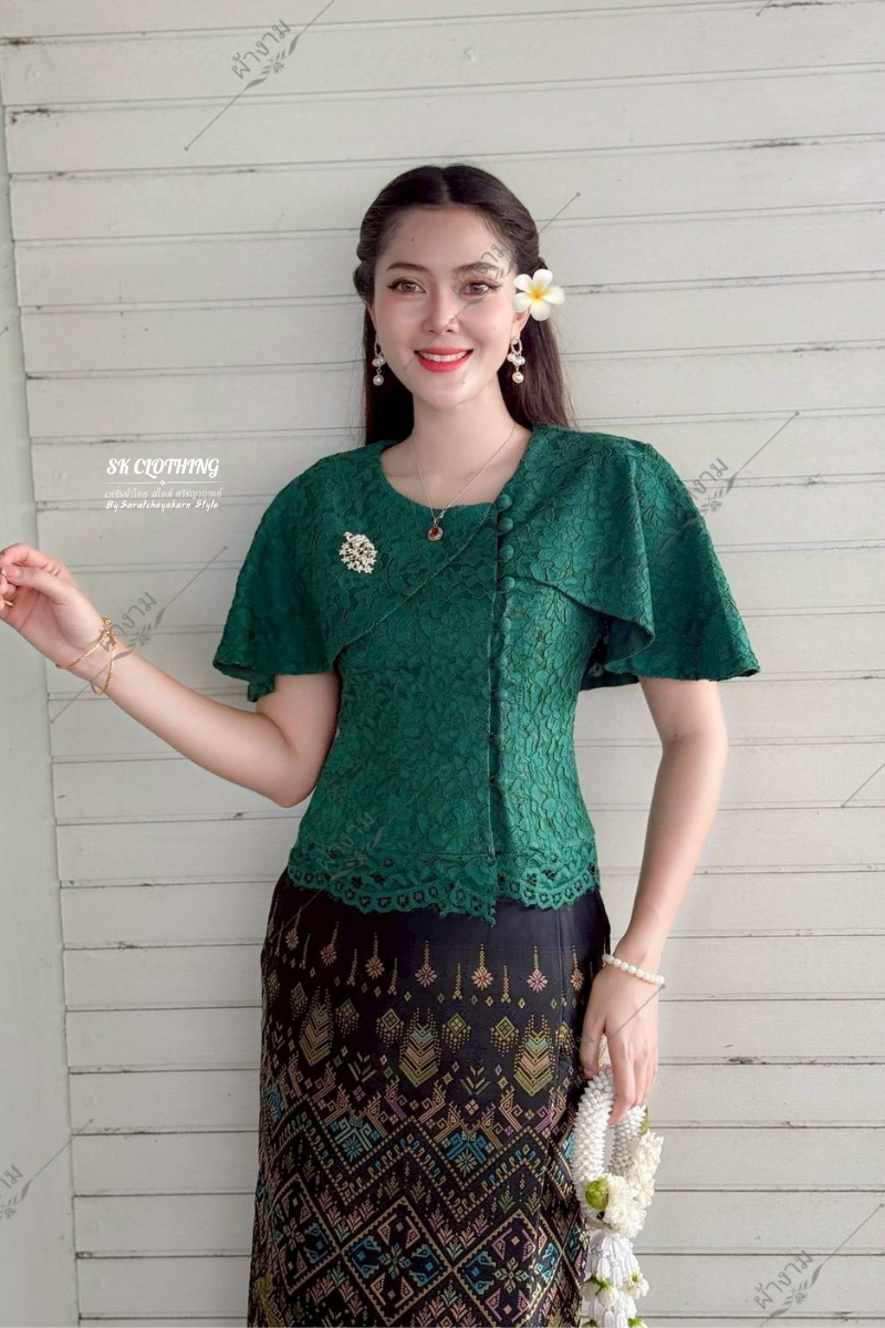 เสื้อลูกไม้ คอกลม  แต่งเสื้อคลุมไหล่แขนปีกนกเย็บติด ไฮโซมาก ใส่กับผ้าถุงไปงานบวชงานบุญสวยสุดๆ