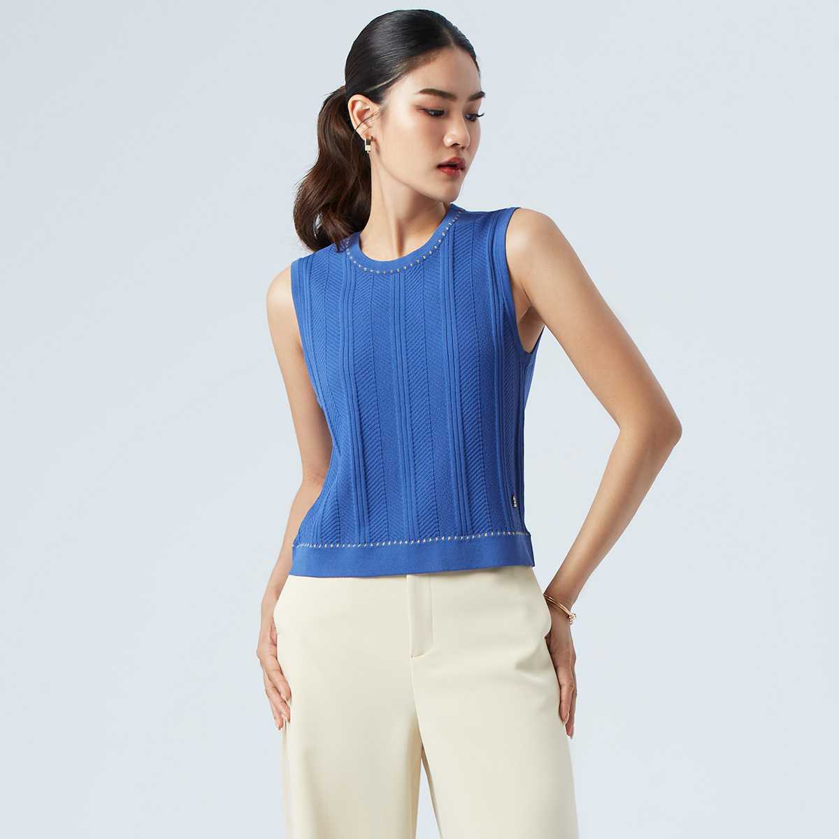เสื้อนิตแขนกุดแต่งด้ายรูเล็กซ์ | Sleeveless Knit Top with Gold Rulex Detail | 04838