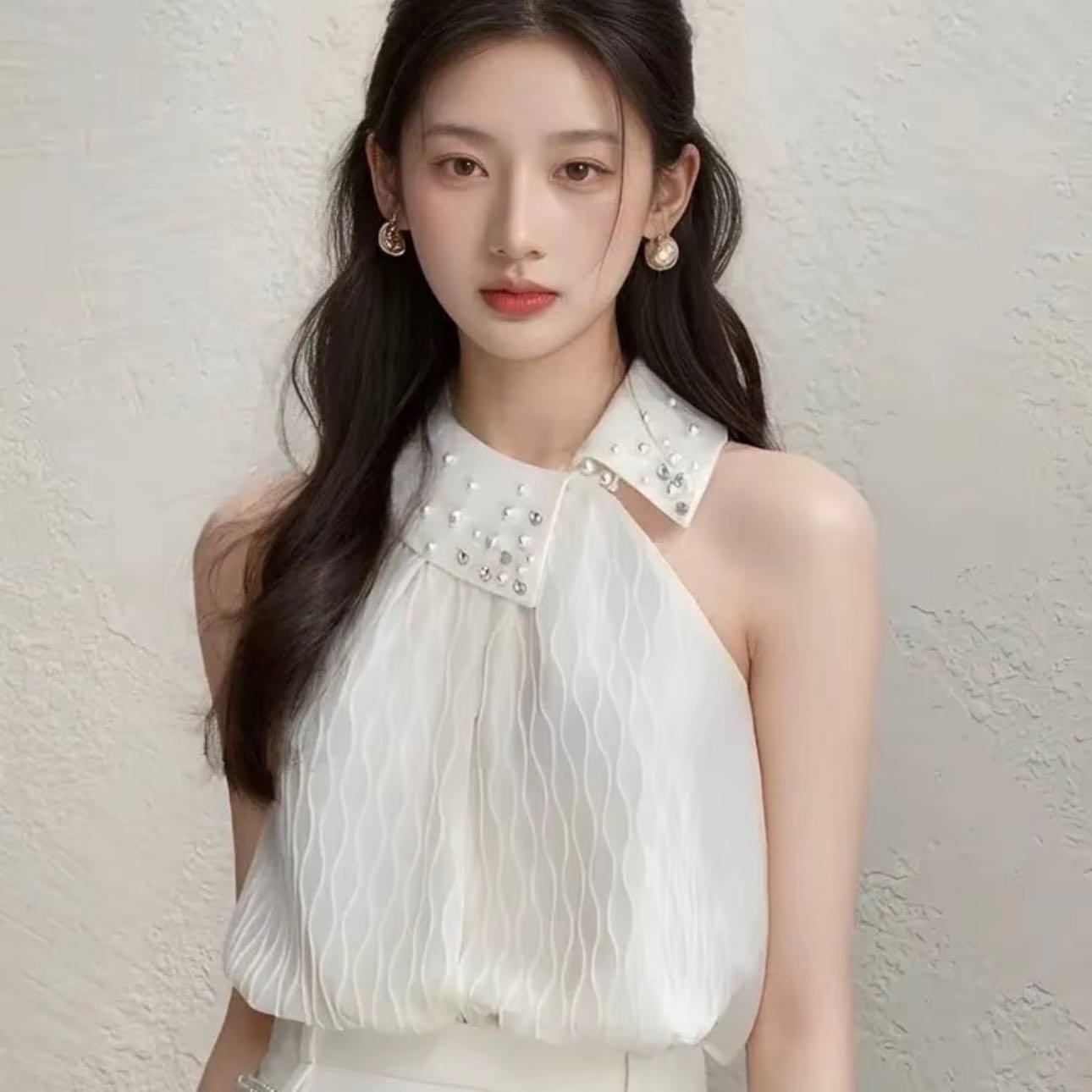 พร้อมส่ง‼️ GMG เสื้อคล้องคอสีขาว ผ้าพลีตลายคลื่นเนื้อนุ่ม คอปกแต่งเพชรคอ