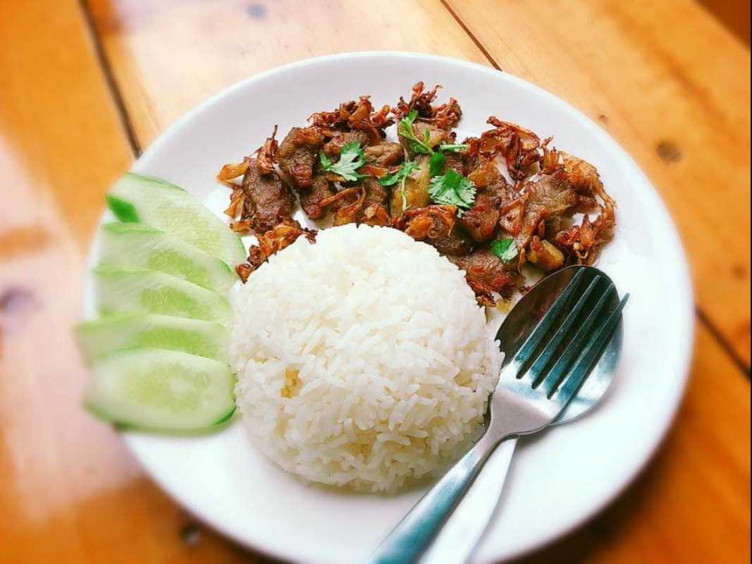 ข้าวเนื้อทอดกระเทียม