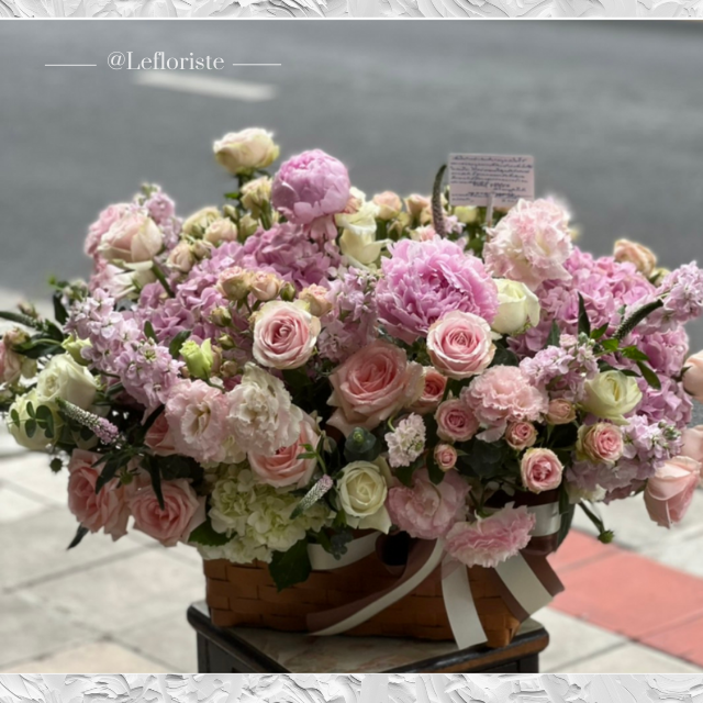 กระเช้าดอกไม้ Elegant Grace 24
