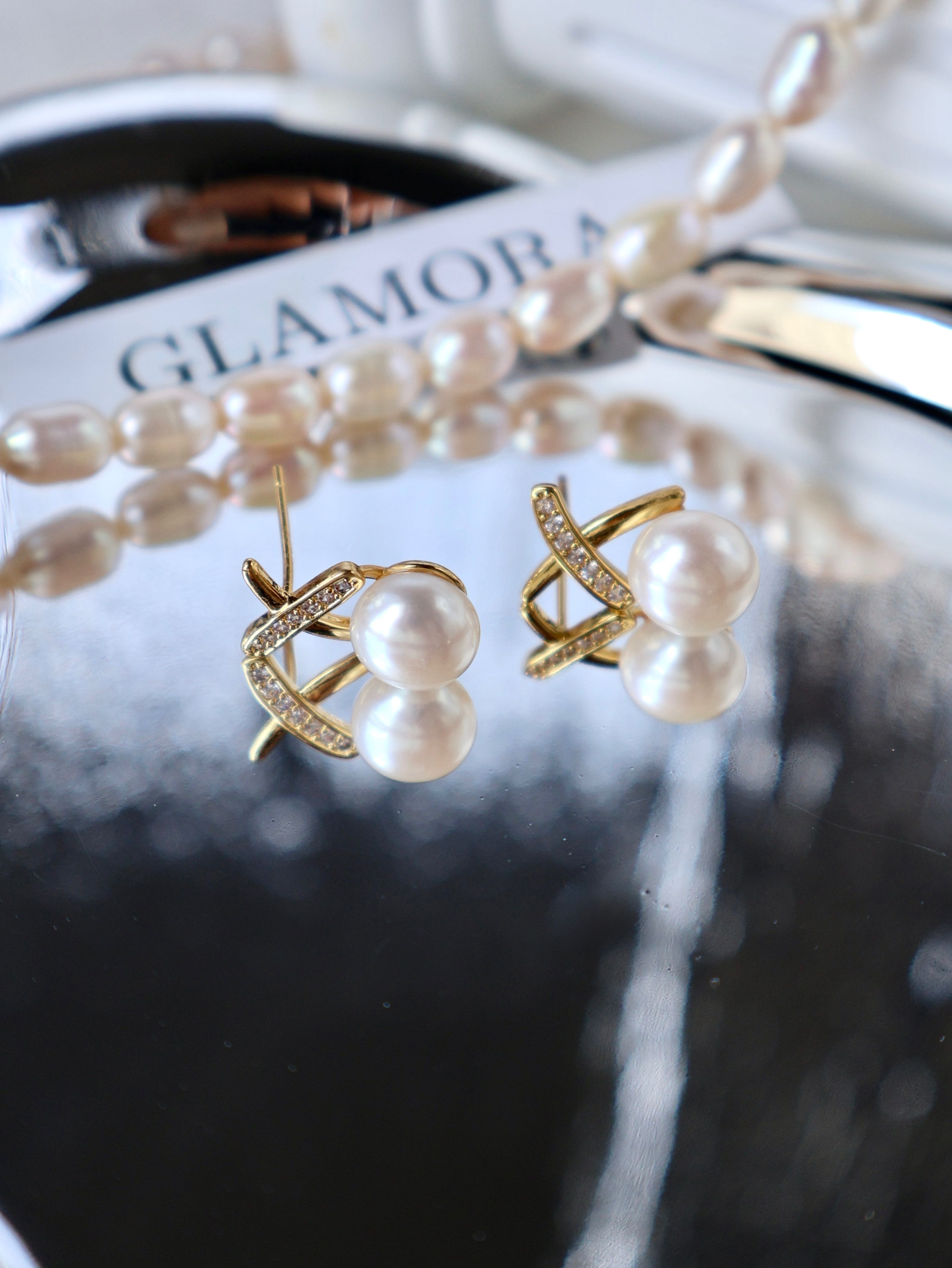 E21 ต่างหูไข่มุกแท้ เกรด6A  รุ่น Lumina Cross Pearl Earrings เรือนเงินแท้ S925 ชุบทองคำ18K