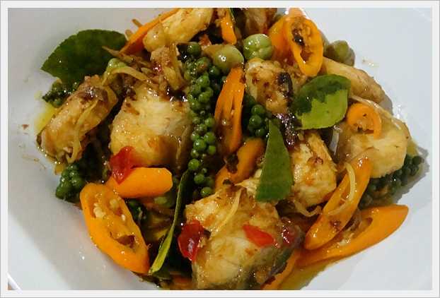 ผัดเผ็ดปลาบึก Stir fried spicy giant fish