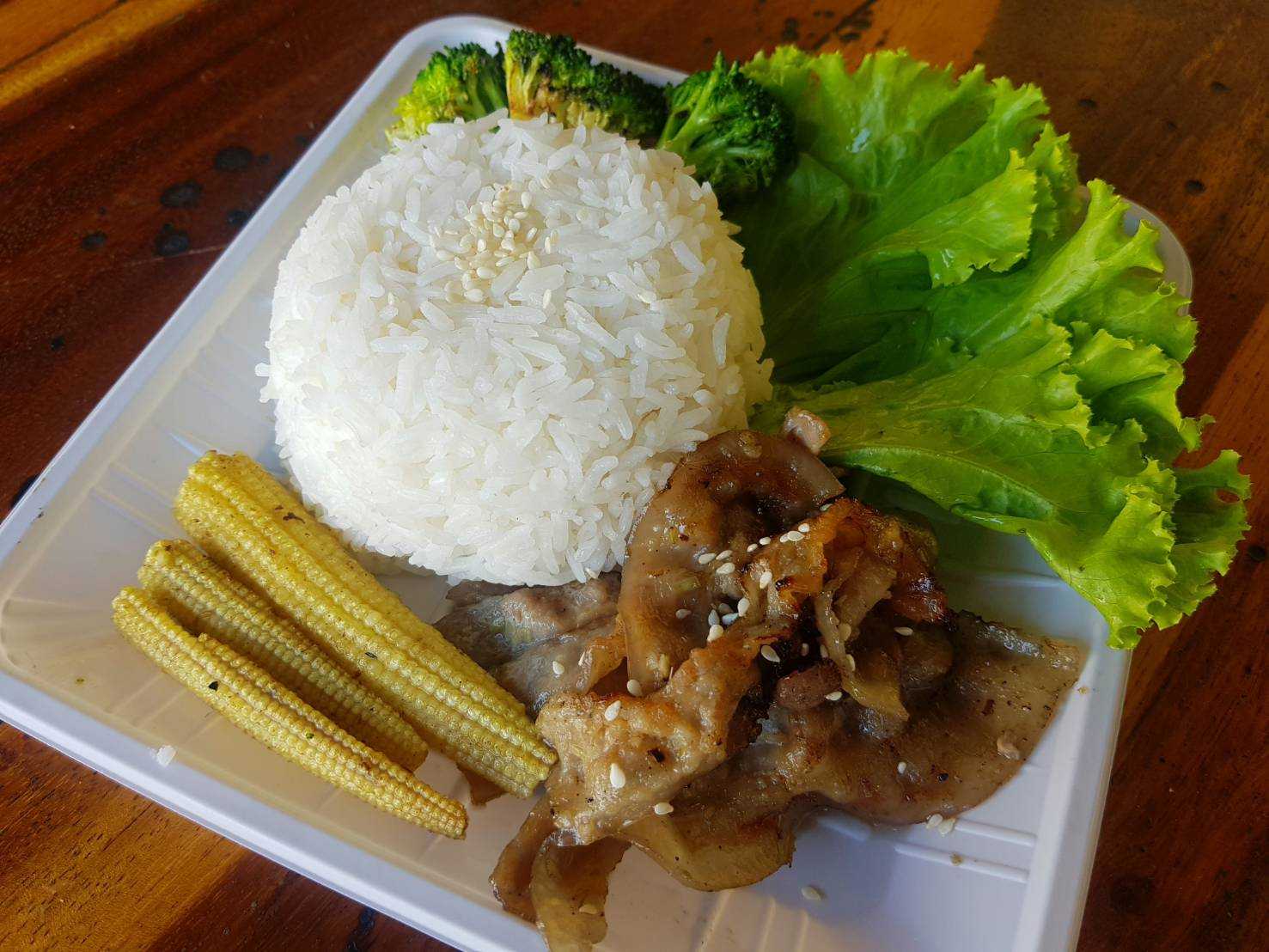 ข้าวหมูสามชั้นย่างถ่าน