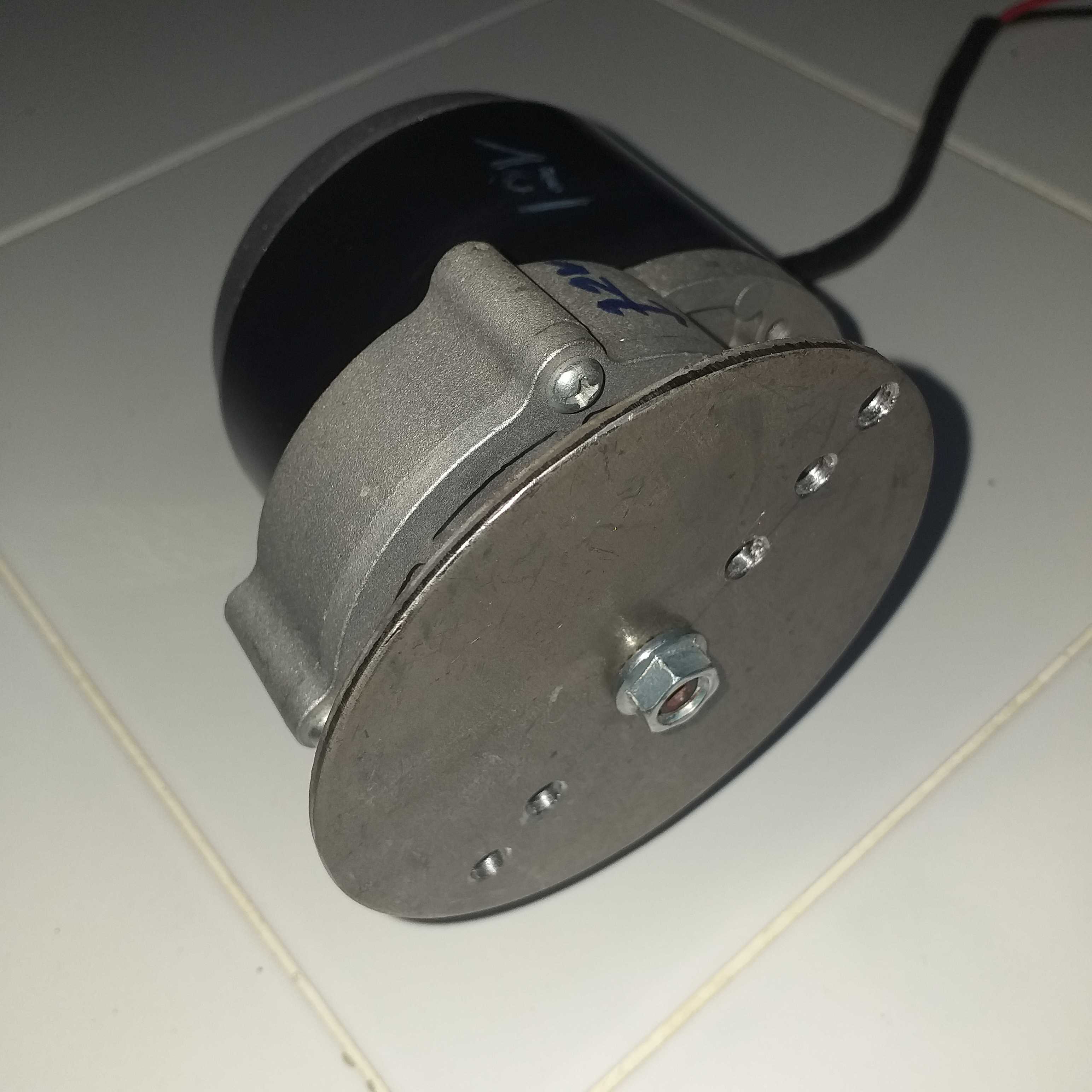 #GD1215-NP81# มอเตอร์เกียร์ 12V15A.2HP ทด 200รอบ ติด แผ่นเพลทกลม