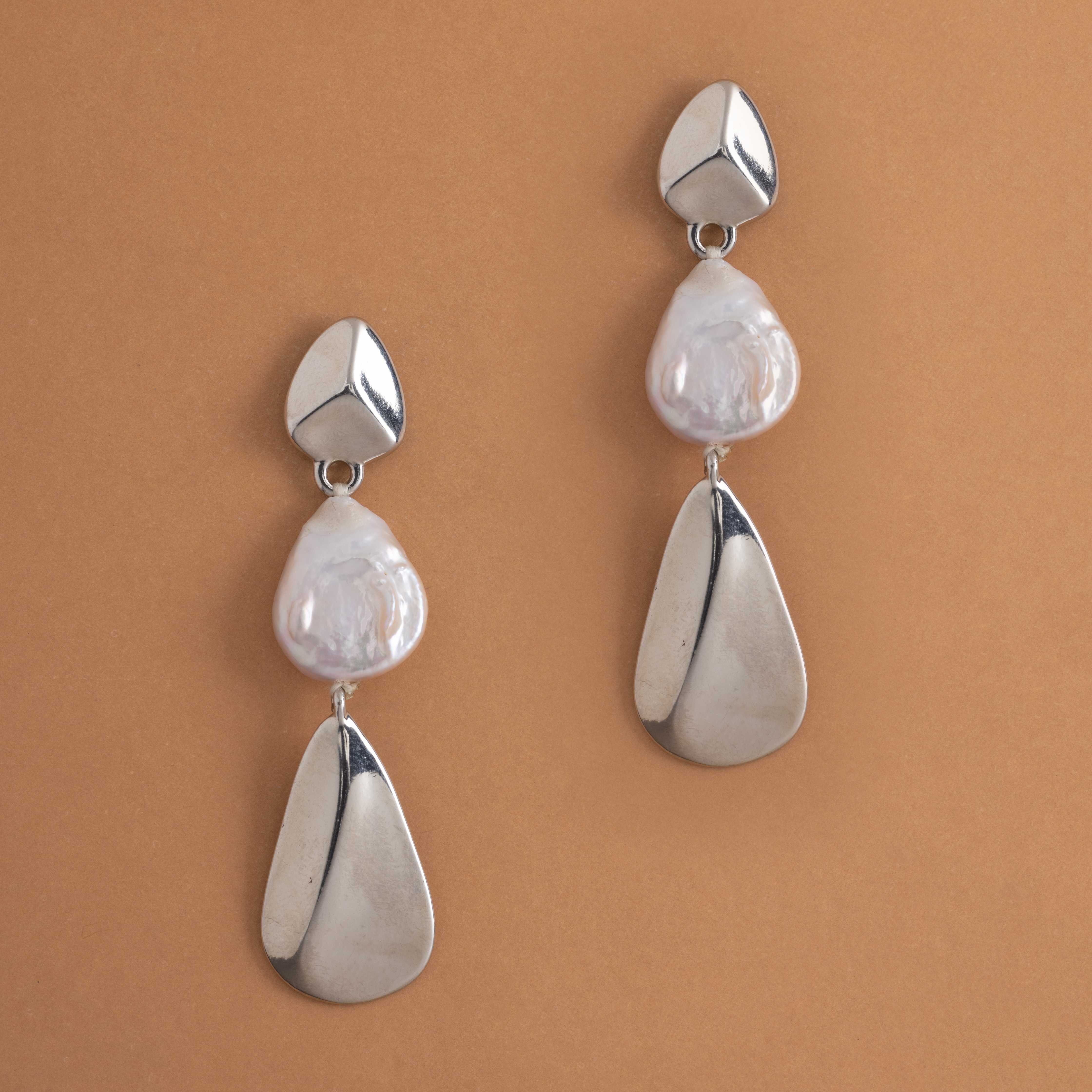WHITE PEARL ROUND RHODIUM EARRINGS