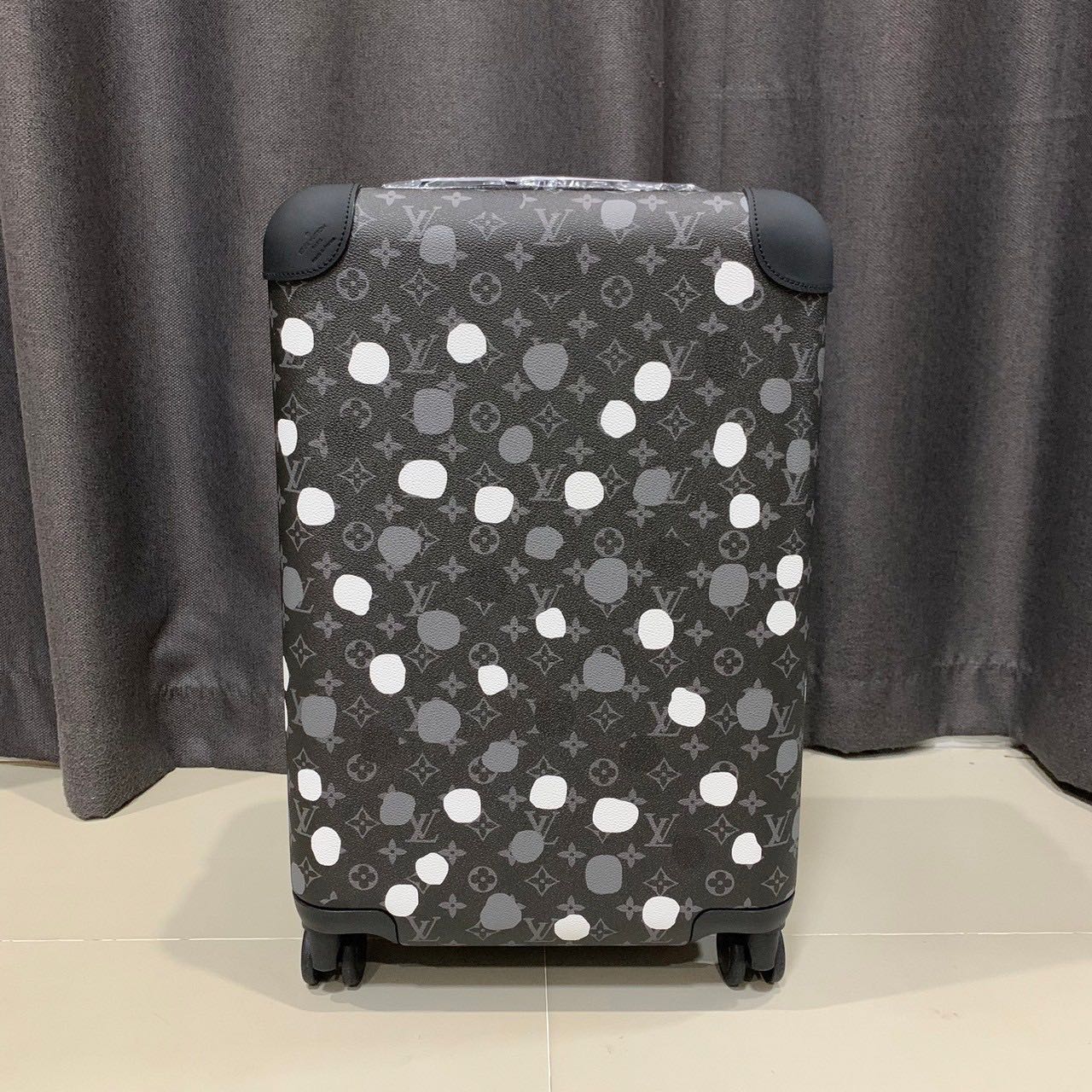 LOUIS VUITTON X YAYOI KUSAMA PAINTED DOTS HORIZON SUITCASE
