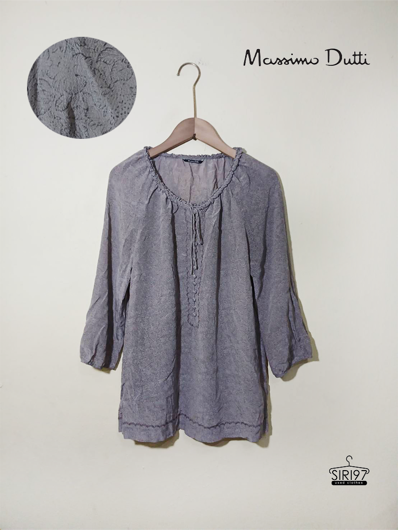 เสื้อคอกลมแขนยาว Mossimo dutti ผ้าลื่นบาง ลายสีเทาออกน้ำตาล สภาพ85%