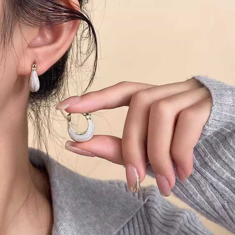 [PRE-ORDER] ⛓️🤍 ต่างหูห่วงทรงมินิมอล ลาย Marble สวยชิคไม่ซ้ำใคร | QE037