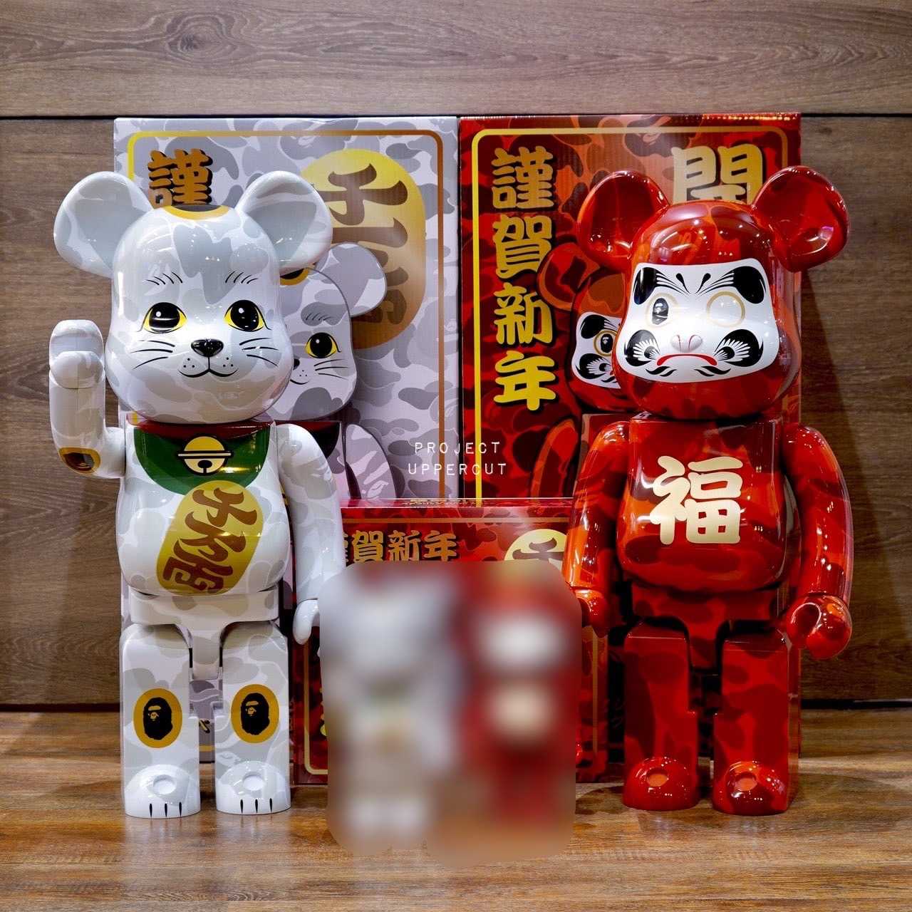 BE@RBRICK 1000% A BATHING APE® - Maneki Neko & Daruma (Set of 2) [Displayed / Like New]