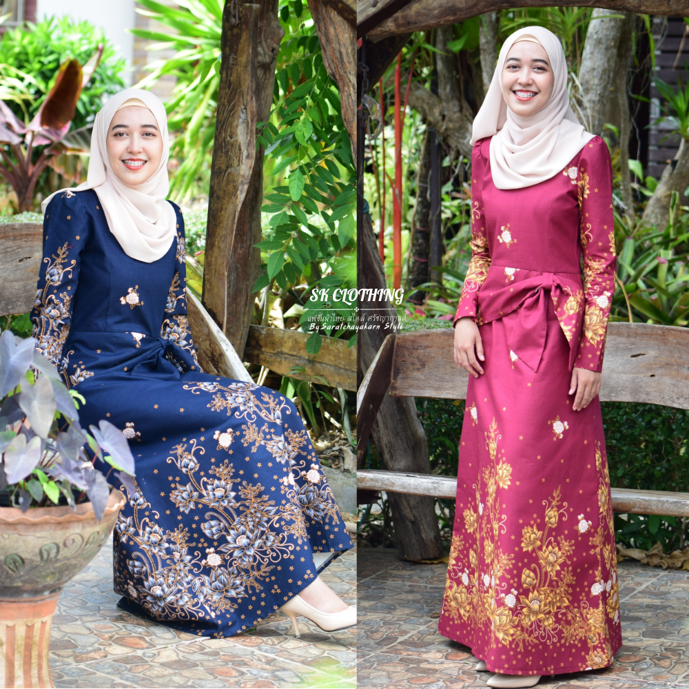 เดรสผ้าปาเต๊ะ แขนยาว ใส่ซิปแขน กระโปรงบานทรงเอยาว ช่วงเอวแต่งโบว์ ซิปซ่อนหลัง อัดกาวทั้งชุด