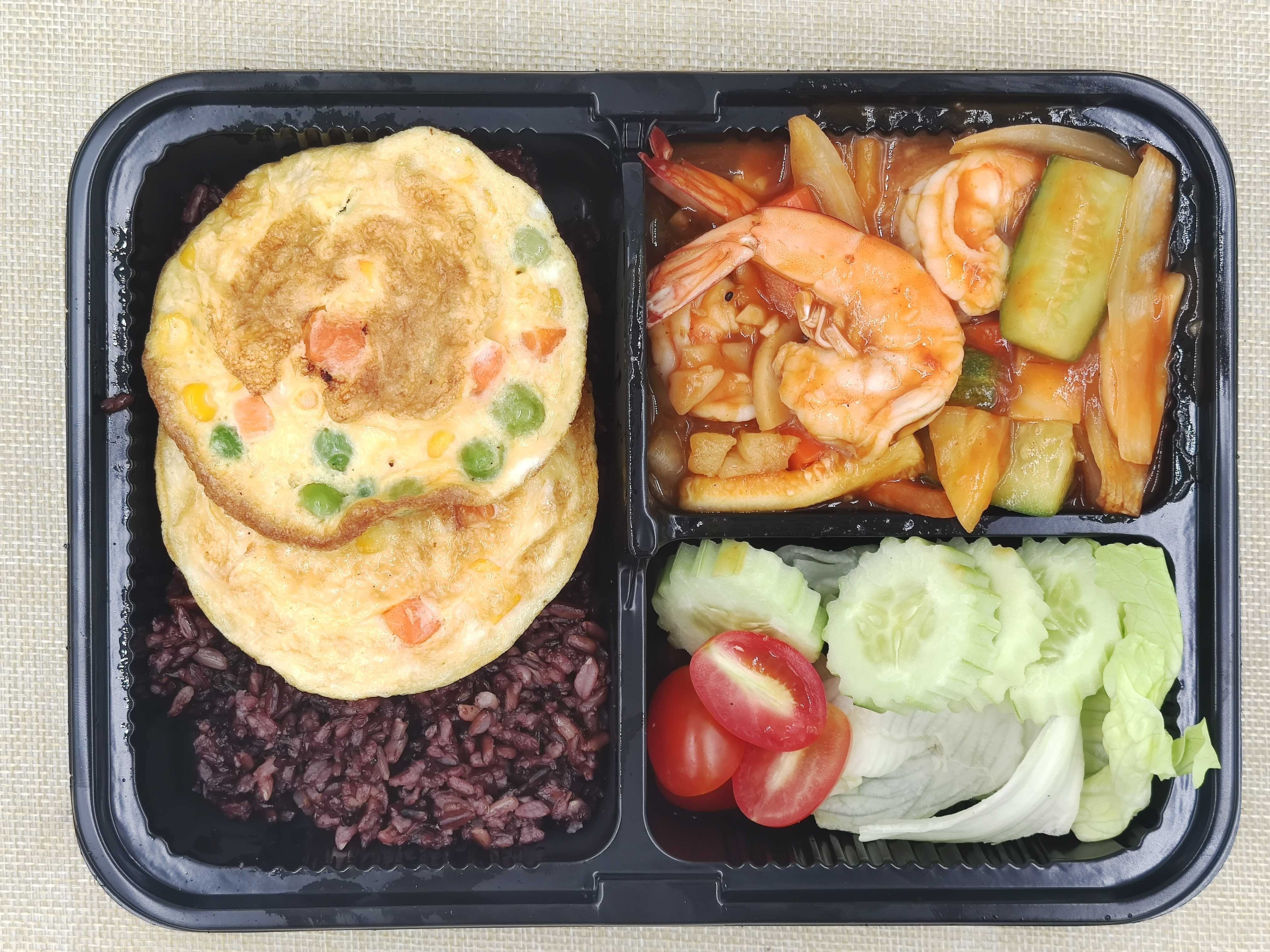 ข้าวไรซ์เบอรี่กับผัดเปรี้ยวกุ้งไข่เจียว(เลือกเนื้อสัตว์ได้)