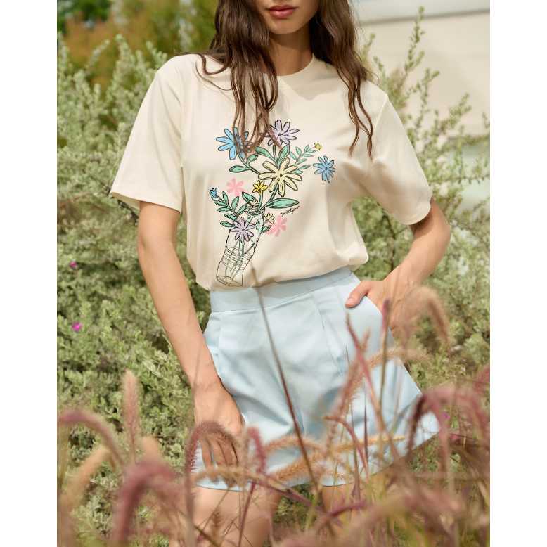 BASIC COCONUT MILK FLORAL TEE.
