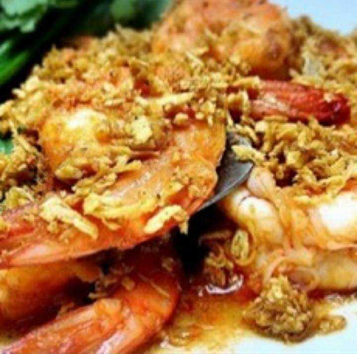 กุ้งทอดกระเทียมพริกไทย  Shrimps stir fry in Garlic-Pepper Sauce