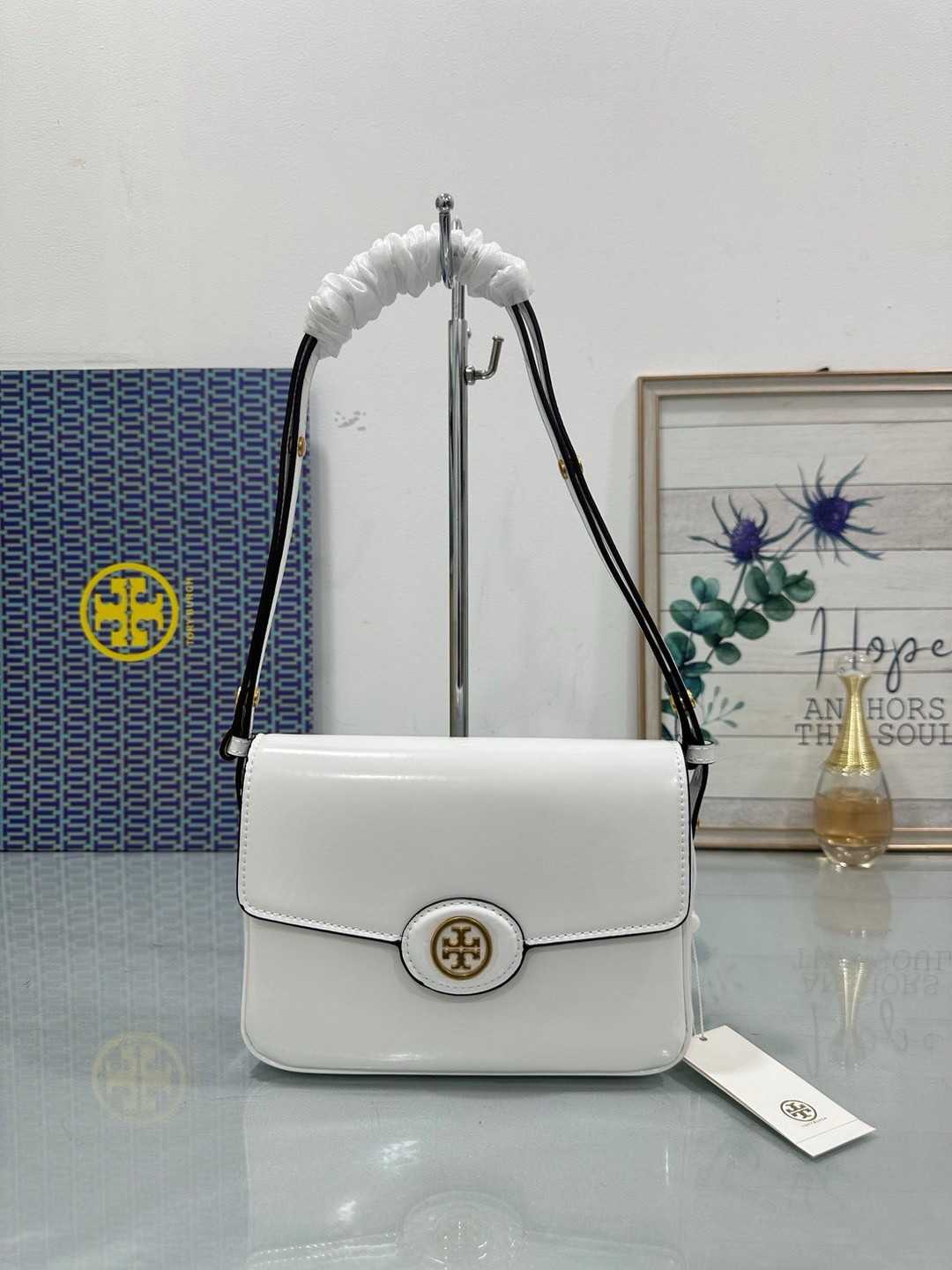กระเป๋าสะพายสีขาวTORY BURCH Robinson Convertible Patent Shoulder Bag