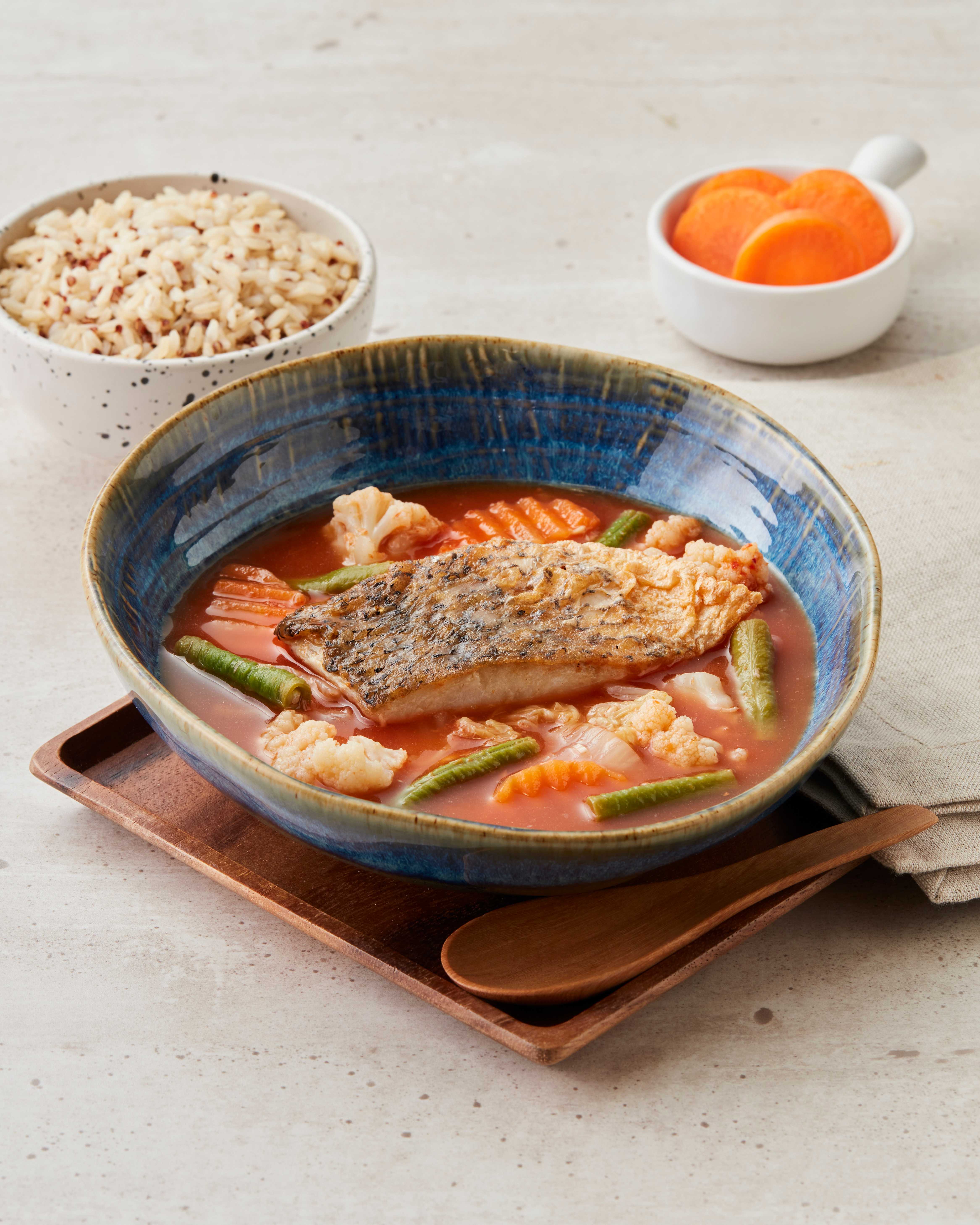 แกงส้มผักรวมปลากระพง + ข้าวกล้องธัญพืช