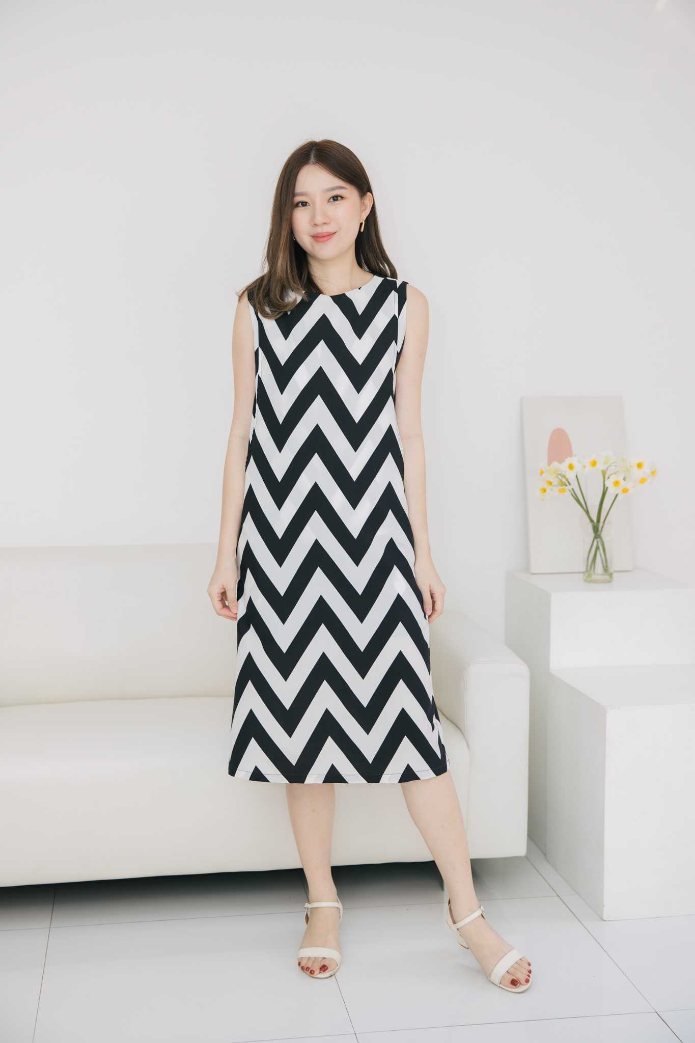 ชุดให้นม  Black zigzag long basic dress