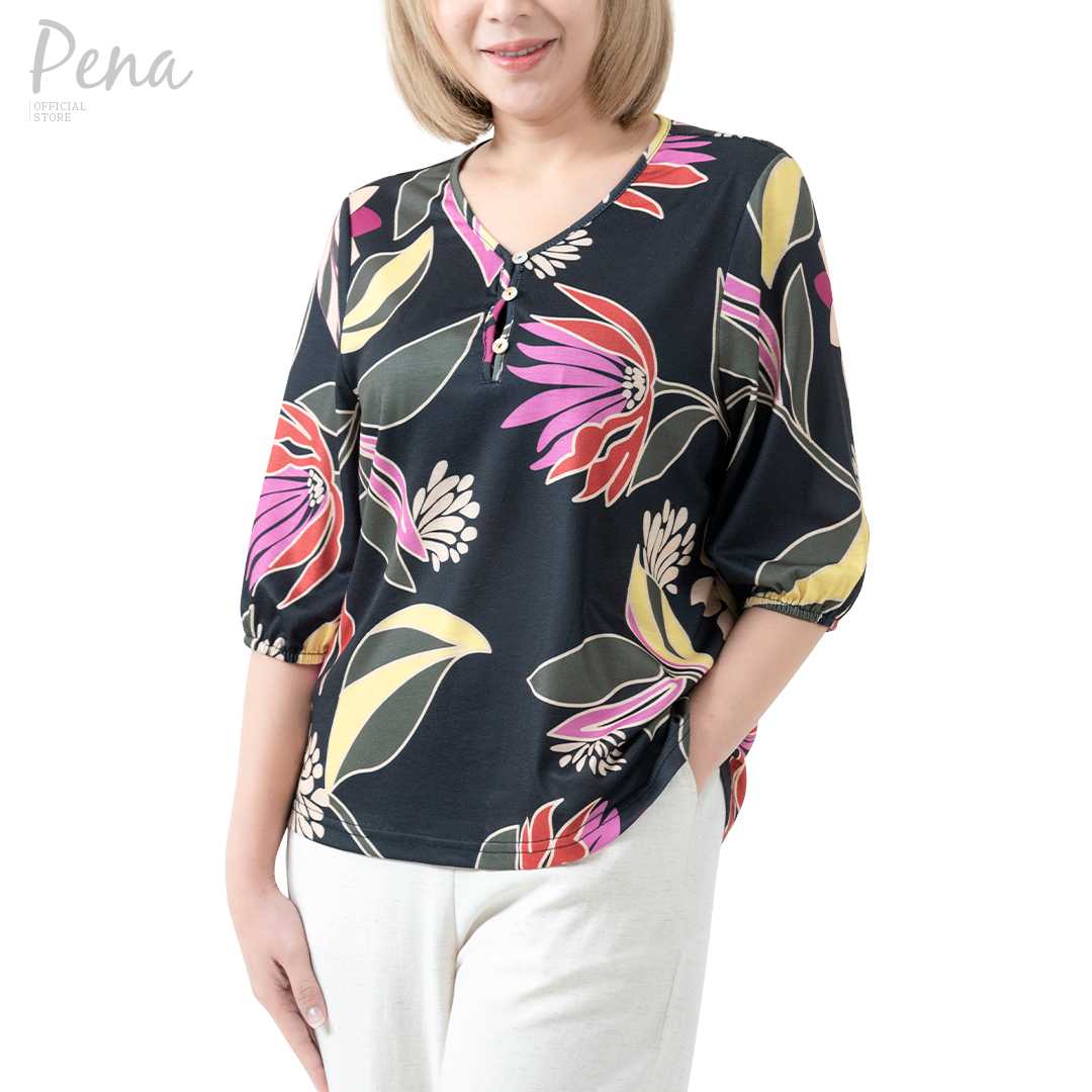 Pena house เสื้อยืดคอวี แต่งกระดุม แขนสามส่วนปลายแขนจั๊ม  ผ้าพิมพ์ลาย  รุ่น PSTL122402