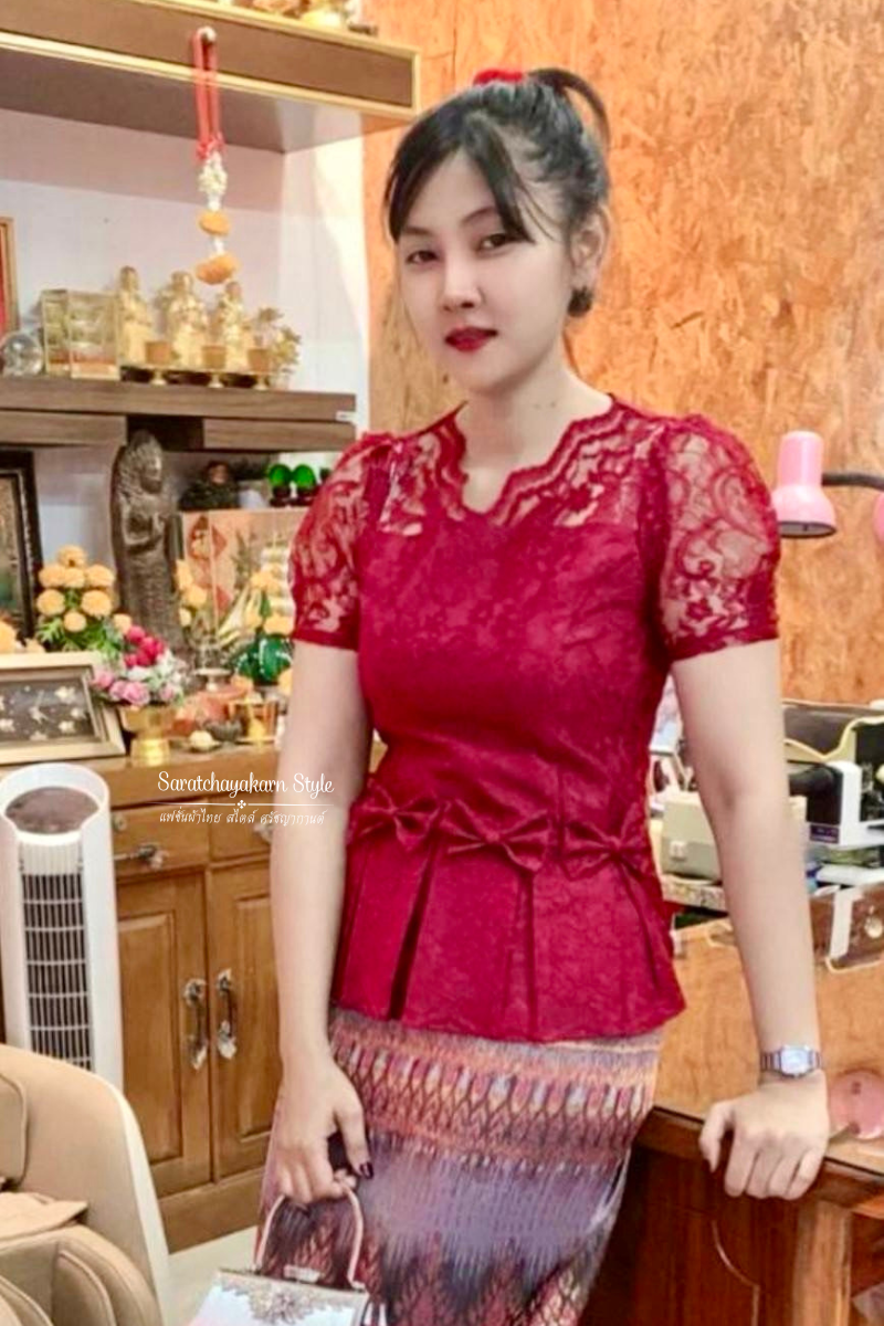 เสื้อลูกไม้ คอวี งานชายระบายอัดพลีท แต่งโบว์ ซิปหลัง แมชใส่ผ้าถุง หรือกางเกง ไปงานบวชงานบุญ สวยมาก