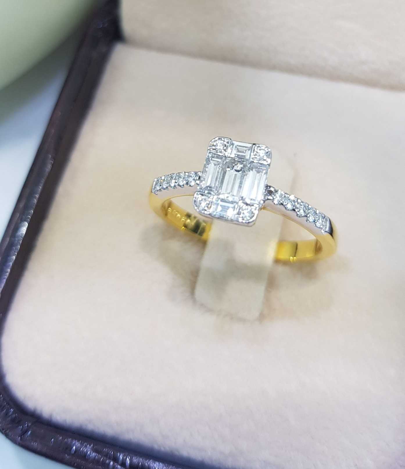 R64939 แหวนทรงสี่เหลี่ยม มุมกลม 0.50C Limited Edition