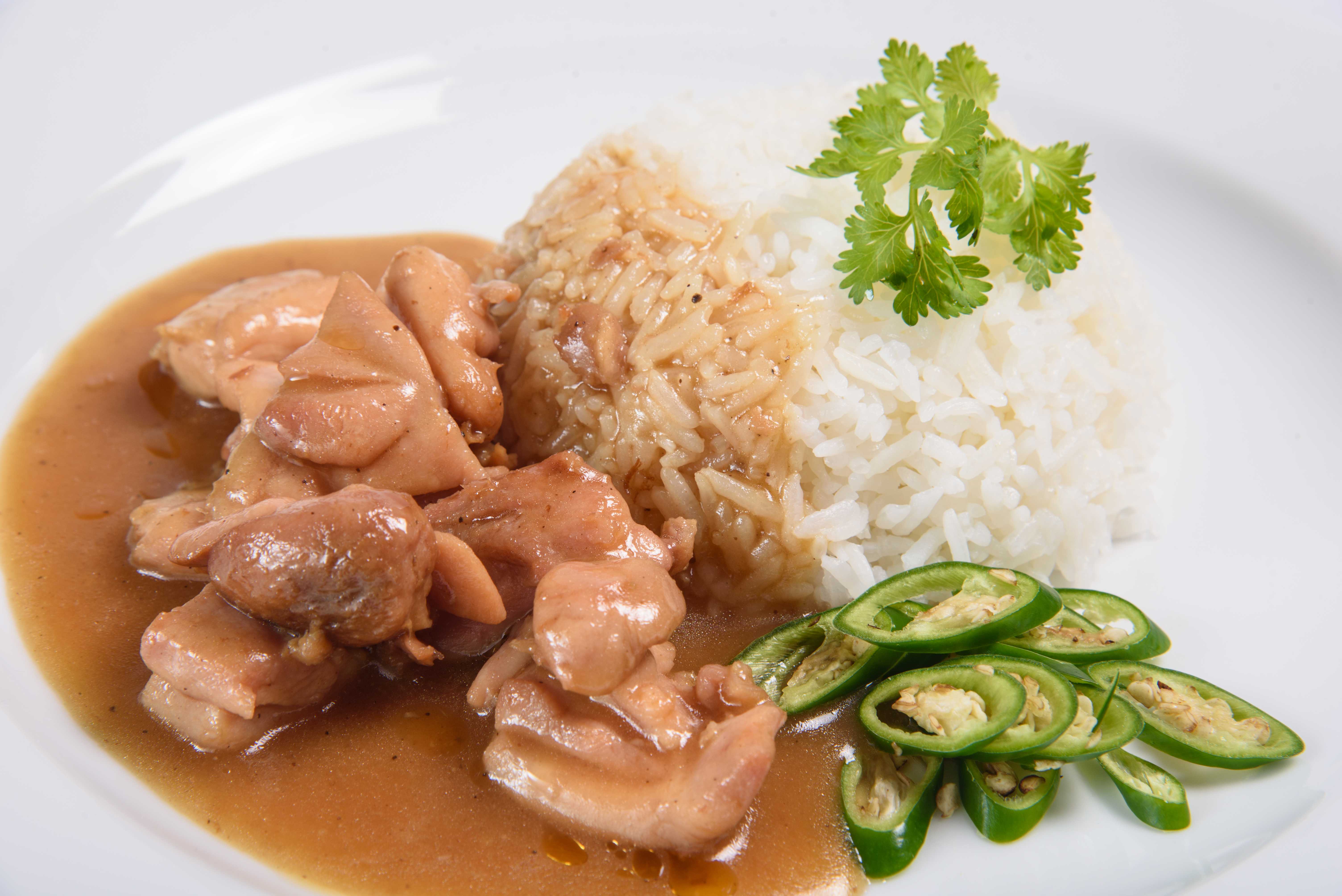 ข้าวหน้าไก่อบหม้อดิน กุนเชียง Chicken Stew Rice with Chinese Sausage