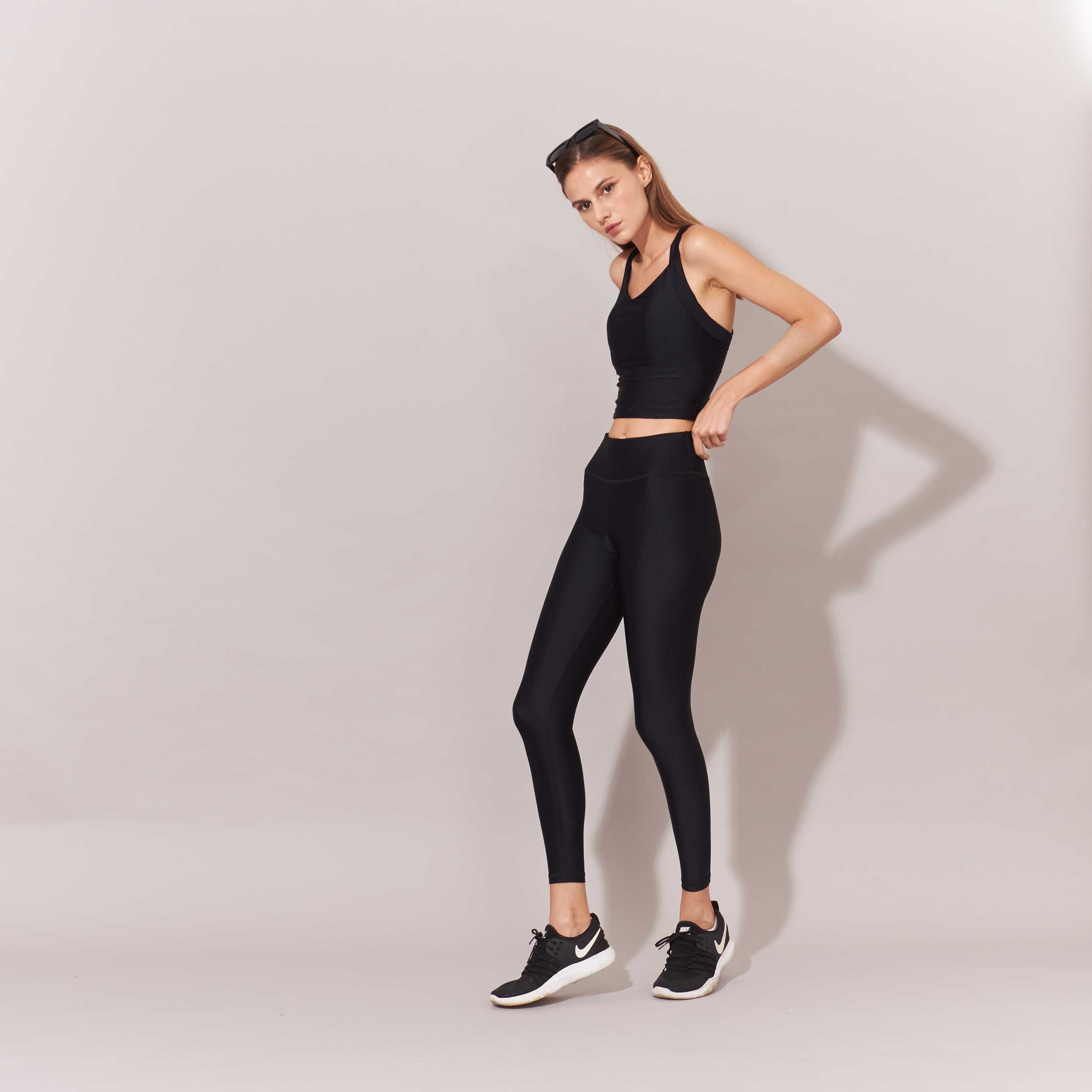 U Matte Leggings เลคกิ้งออกกำลังกายสีดำ