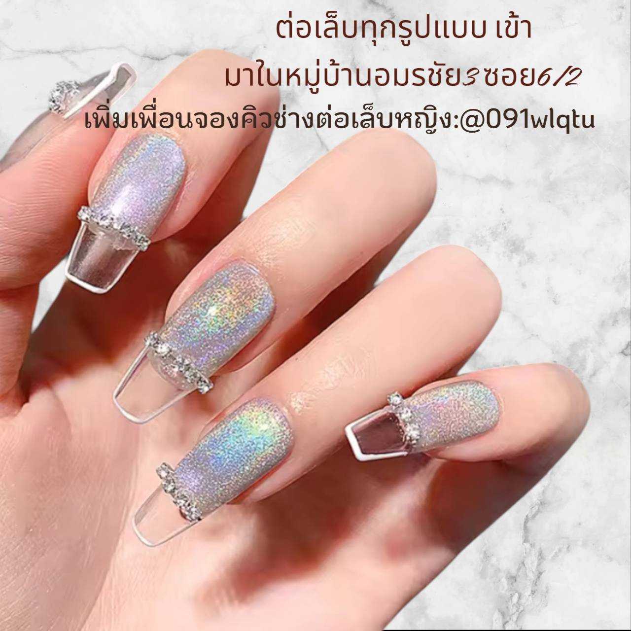 เล็บเจลใสเรียบๆ แต่ดูแพง ด้วยการตกแต่งด้วยคริสตัล