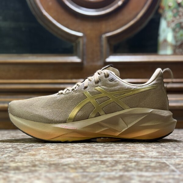 รองเท้าวิ่ง ASICS NovaBlast 5 ‘LUXE’ (M9.5/10US)