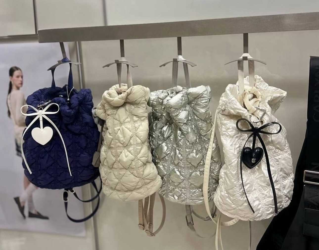 Carlyn CLOVER Backpack  กระเป๋าเป้ สีขาวมุก Pearl white สีเงิน Silver สีเทา Gray สีกรม